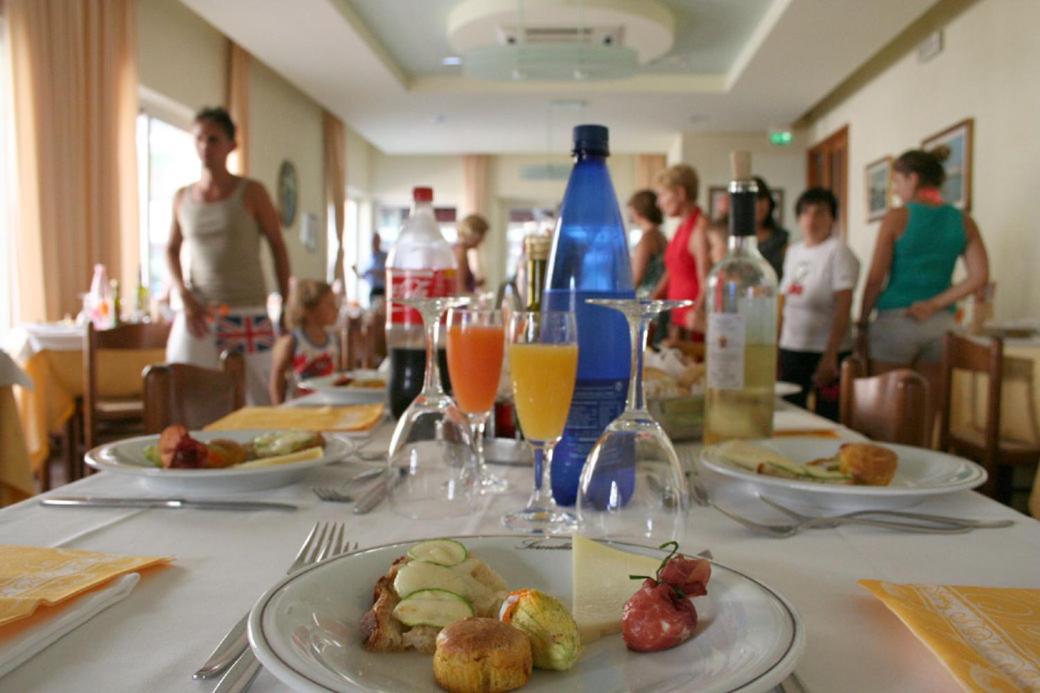 Hotel Serenella Vintage Rimini Kültér fotó